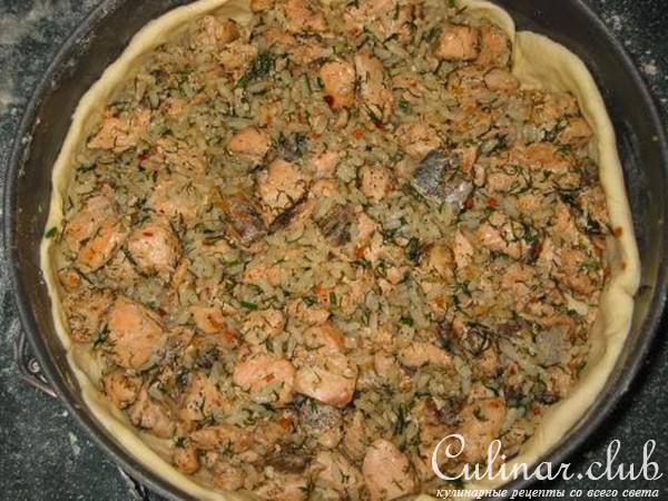 Пирог с красной рыбой и рисом