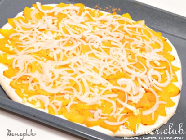 Пицца с запеченной тыквой и копченым салом