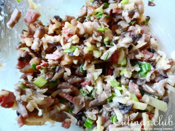 Киш с грибами сыром и беконом.