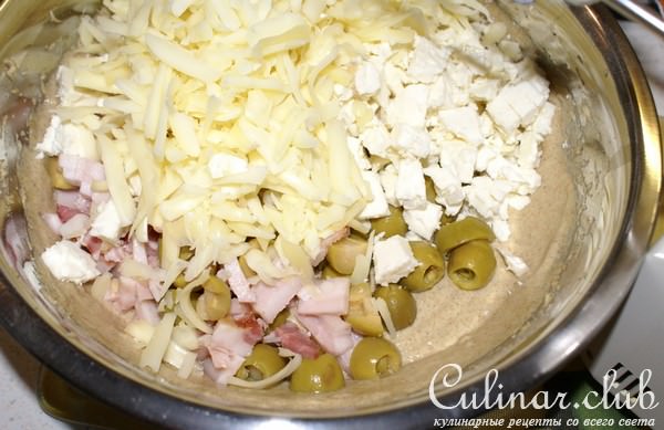 Ржаной кекс с беконом, брынзой и оливками