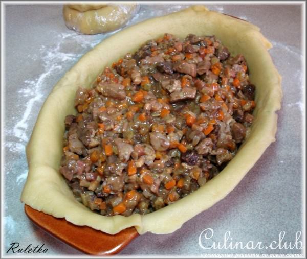 Мясной пирог с сердцем и беконом.