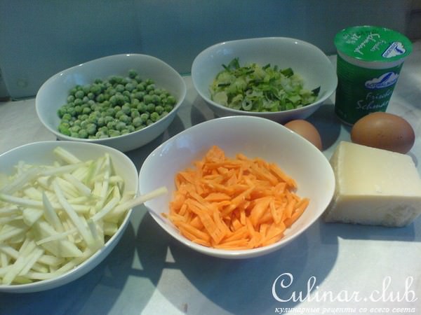 Мини-киш с кольраби и зеленым горошком