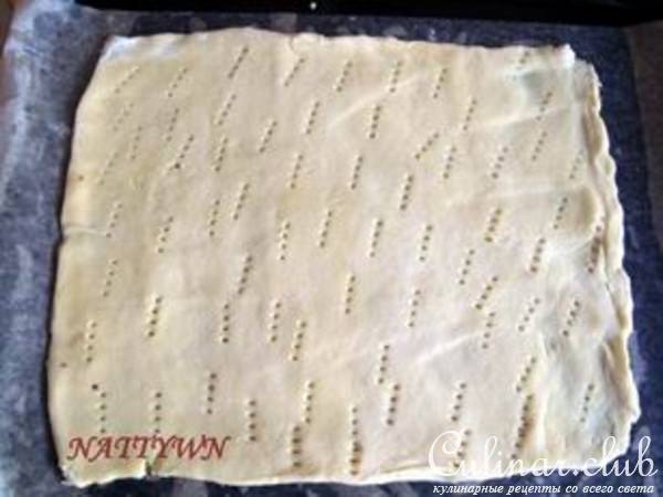 Открытый пирог с молодой капустой.