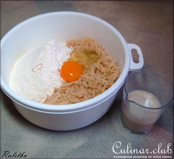 Открытый пирог из картофельного теста с копчёными колбасками и квашеной капустой.