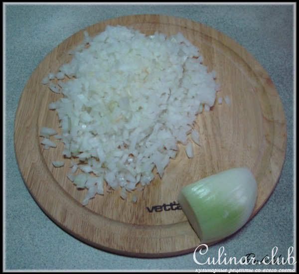 Пирог из слоеного теста с курицей, шампиньонами и опятами в сырно-сливочном соусе.