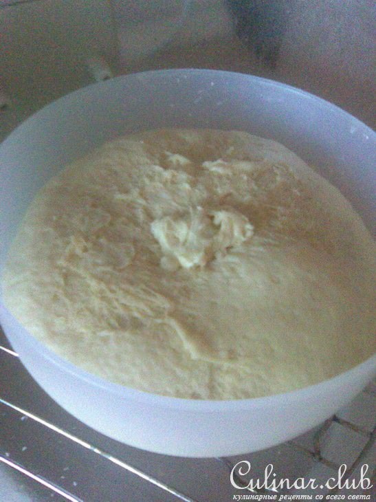 Лепешка с грушей, сыром Dorblu и рукколой.