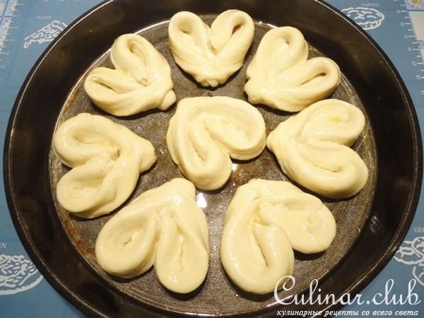 Сердечки из дрожжевого теста с начинкой из консервированного тунца