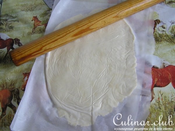 Киш с беконом, кабачком и яблоками.