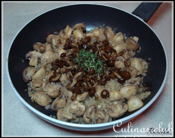 Пирог из слоеного теста с курицей, шампиньонами и опятами в сырно-сливочном соусе.