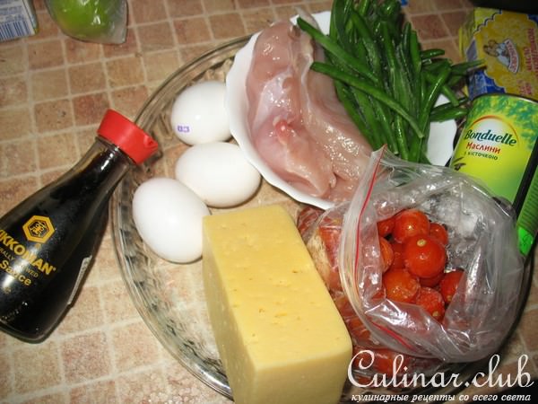 Киш с куриной грудкой, стручковой фасолью и сыром.