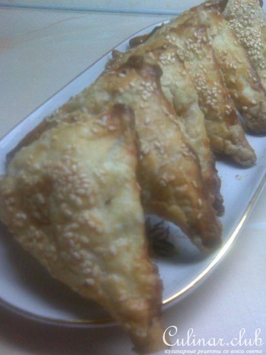 Слоеные пирожки с начинкой из тунца, сыра и овощей.