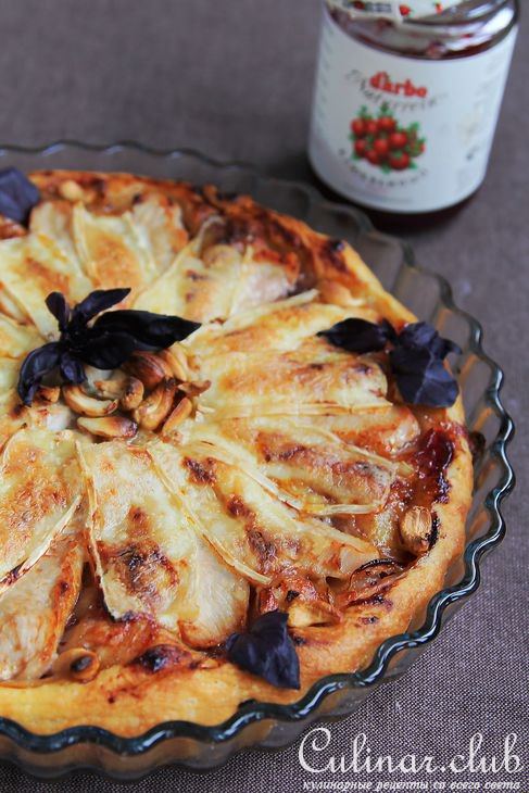 Пирог с индейкой, сыром бри и клюквенным соусом