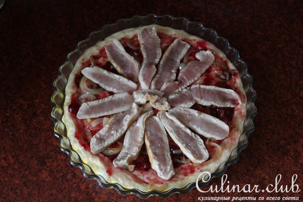 Пирог с индейкой, сыром бри и клюквенным соусом