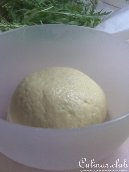 Лепешка с грушей, сыром Dorblu и рукколой.