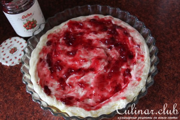 Пирог с индейкой, сыром бри и клюквенным соусом