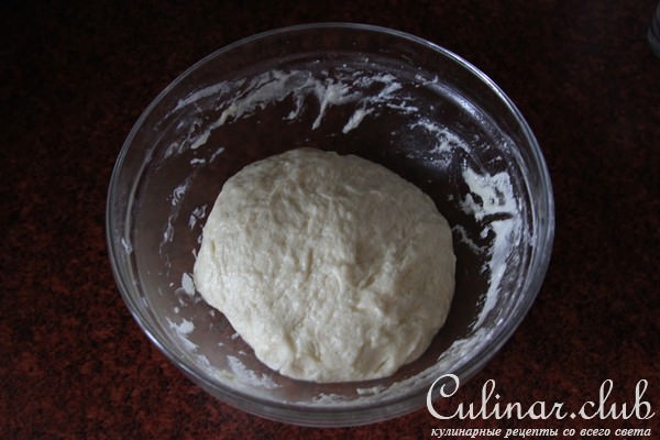 Пирог с индейкой, сыром бри и клюквенным соусом