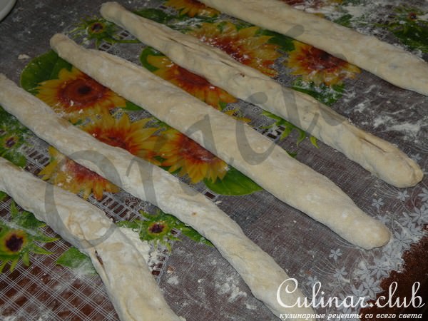 Косички-сестрички с изюмом и орехом, а также и маком.
