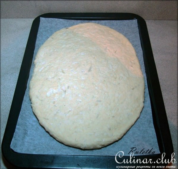 Открытый пирог из картофельного теста с копчёными колбасками и квашеной капустой.