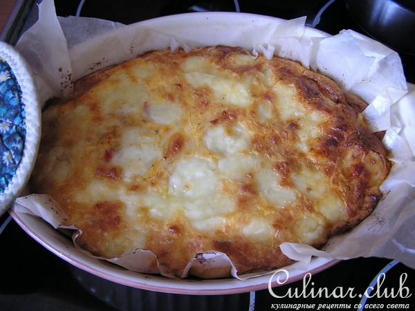 Киш с беконом, кабачком и яблоками.
