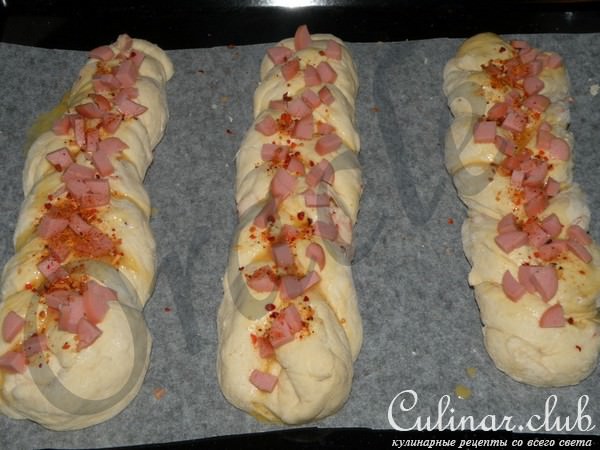Пикантные косички с сосисками