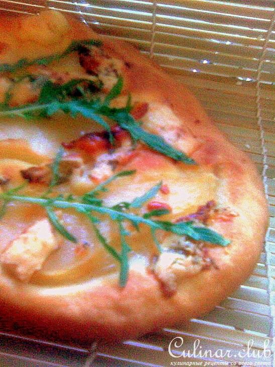 Лепешка с грушей, сыром Dorblu и рукколой.