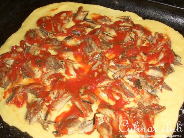Пирог со шпротами, зеленым луком и сыром