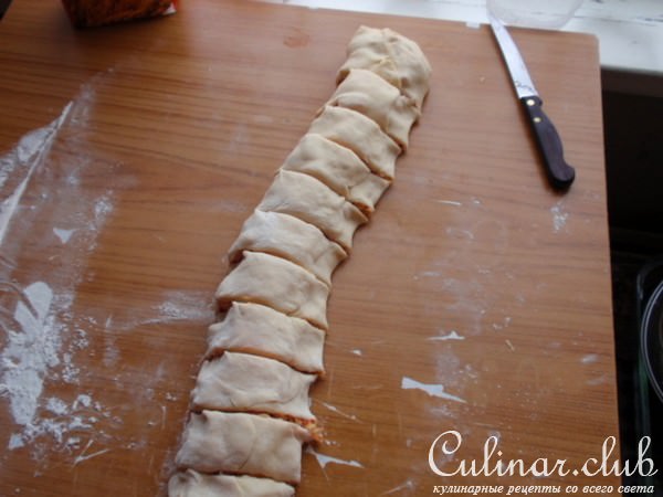 Розовые булочки с сыром и колбасой