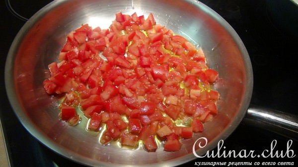 Новогодняя змейка из мини-пицц с наггетсами из мяса цыпленка "Золотой петушок"