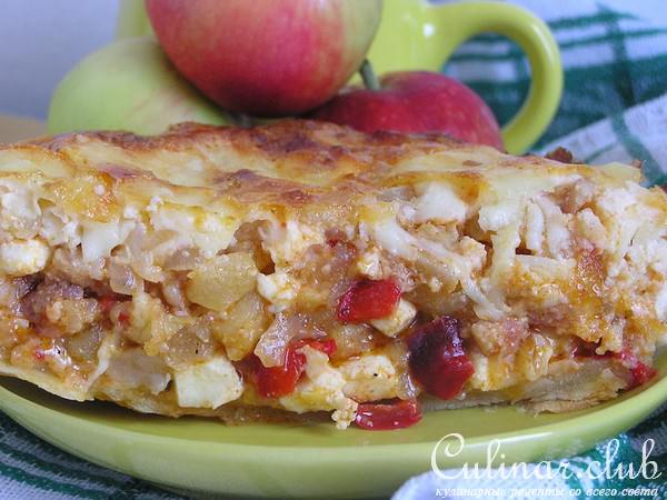 Киш с беконом, кабачком и яблоками.