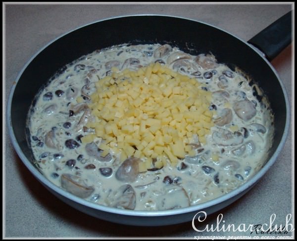 Пирог из слоеного теста с курицей, шампиньонами и опятами в сырно-сливочном соусе.