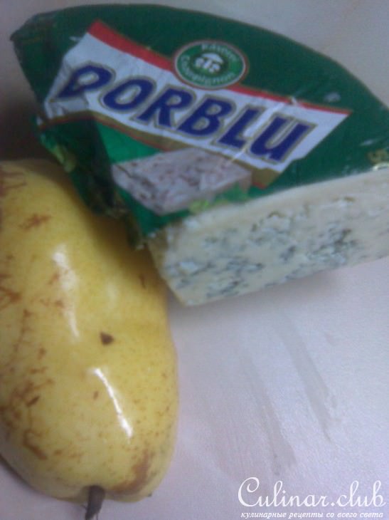 Лепешка с грушей, сыром Dorblu и рукколой.