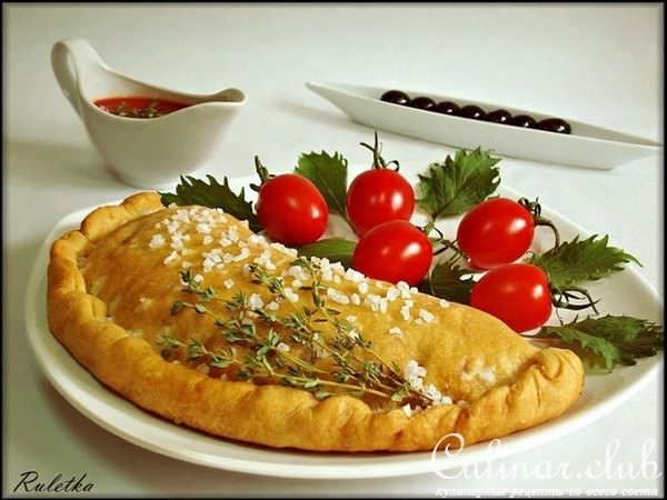 Пицца Кальцоне с моццареллой, домашним томатным соусом и шпинатом "Грибное лукошко" (дуэльная).