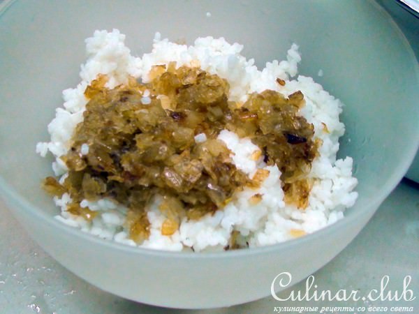 Пирог с рыбой, рисом и жареным луком.