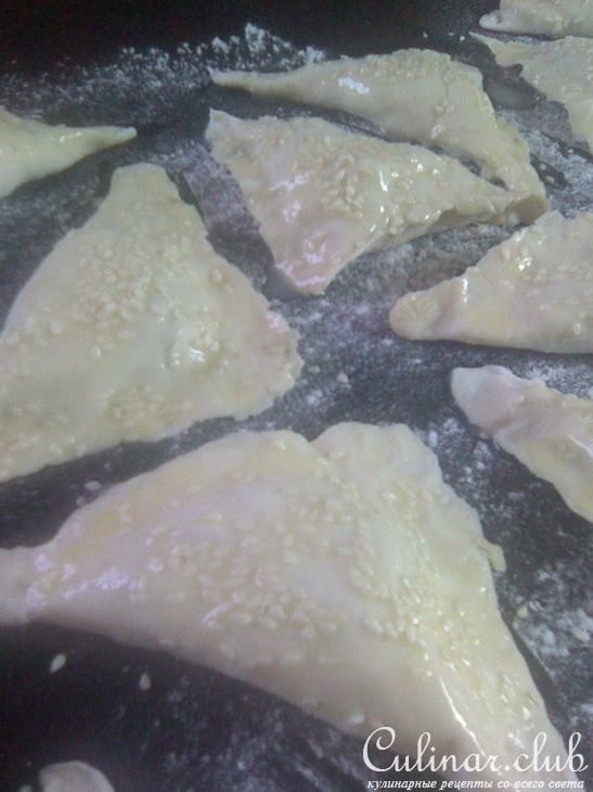 Слоеные пирожки с начинкой из тунца, сыра и овощей.