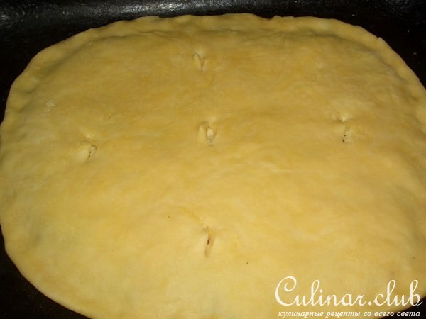 Пирог со шпротами, зеленым луком и сыром