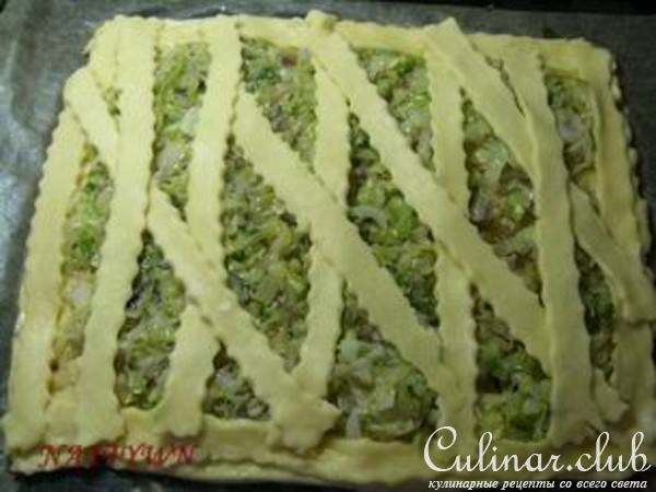 Открытый пирог с молодой капустой.