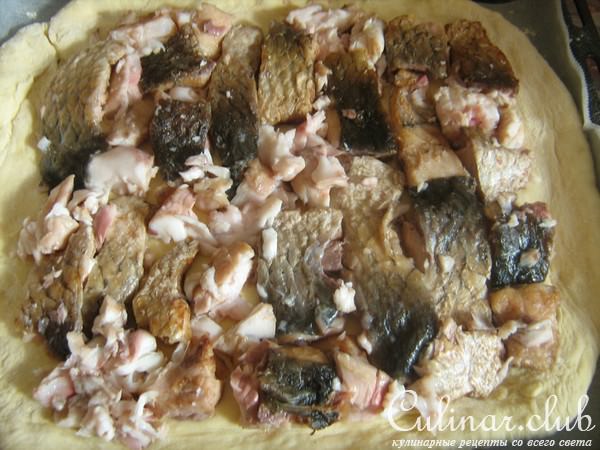 Пирог с рыбой и рисом.