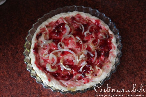 Пирог с индейкой, сыром бри и клюквенным соусом