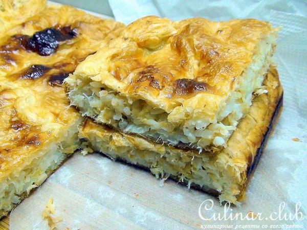 Пирог с рыбой, рисом и жареным луком.