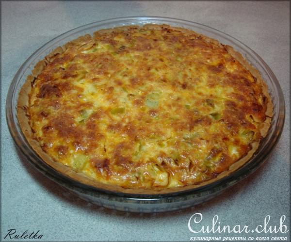 Сочный песочный киш с луком-пореем и сыром.
