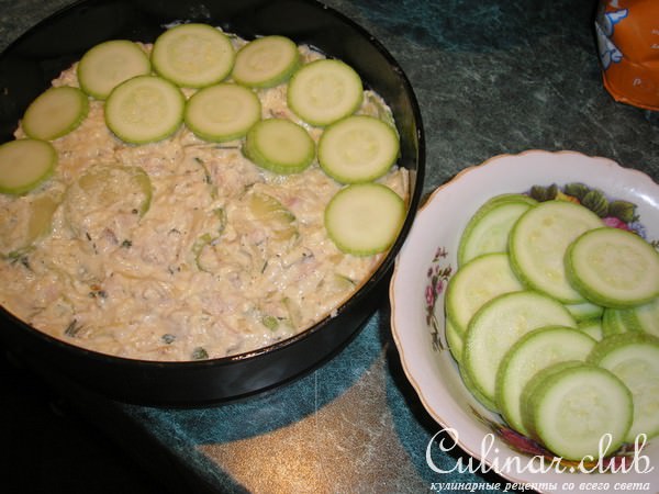 Пирог-запеканка из кабачка-цукини и курицы