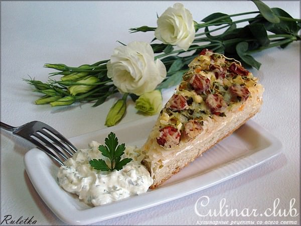Открытый пирог из картофельного теста с копчёными колбасками и квашеной капустой.