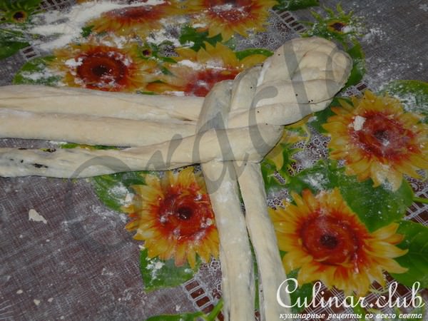 Косички-сестрички с изюмом и орехом, а также и маком.