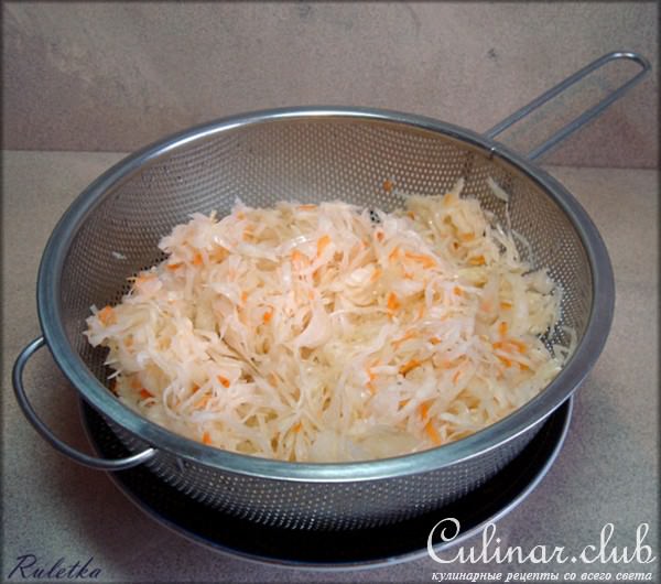 Открытый пирог из картофельного теста с копчёными колбасками и квашеной капустой.