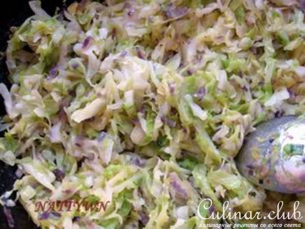 Открытый пирог с молодой капустой.