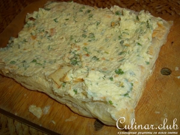 Закусочный пирог из слоеного теста с сыром и зеленью