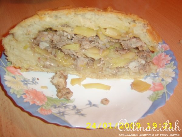 Пирог с мясом и картошкой.