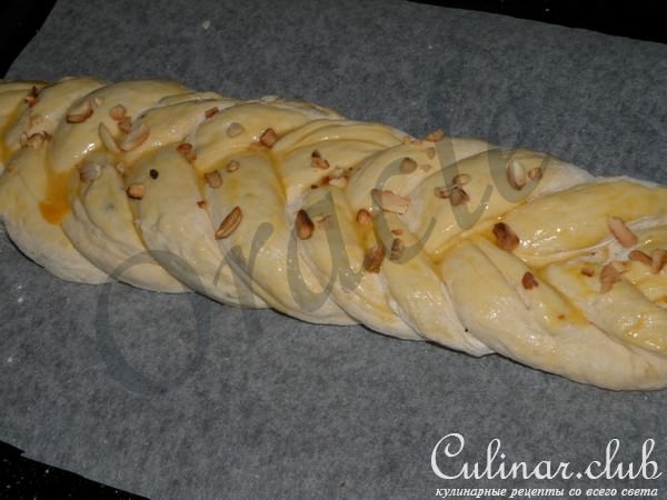 Косички-сестрички с изюмом и орехом, а также и маком.