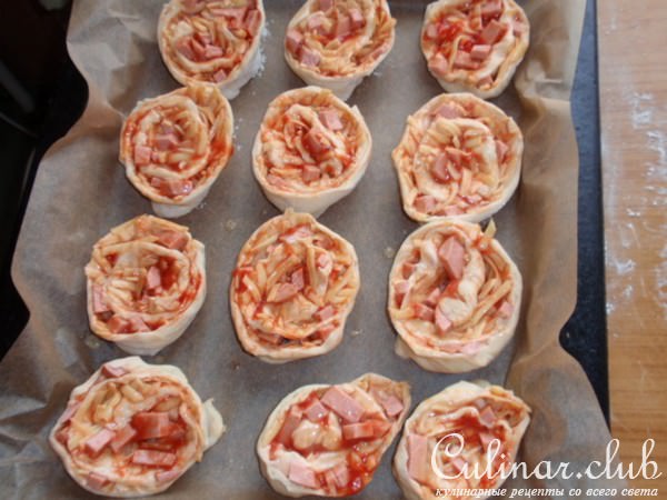 Розовые булочки с сыром и колбасой