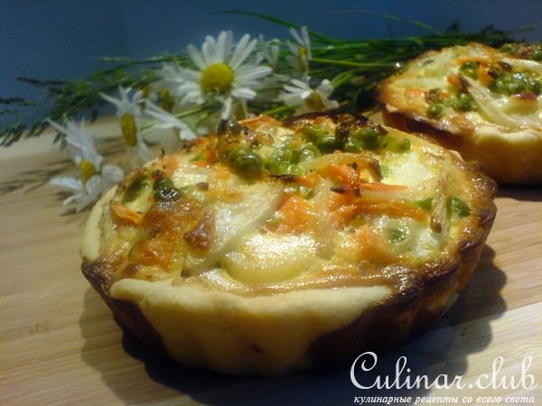Мини-киш с кольраби и зеленым горошком